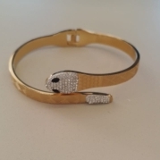 BRACELETE AÇO DOURADO COBRA  STRASS
