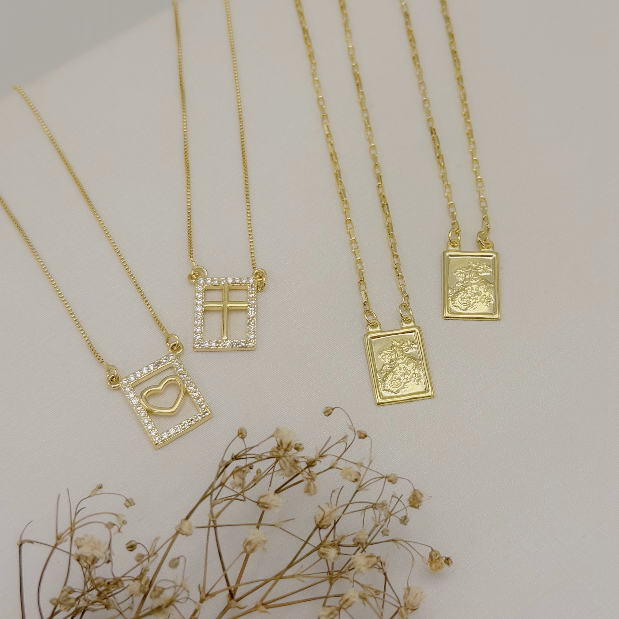 09.2048.1.O - (60) Escapulário de borda cravejada e silhueta coração e cruz