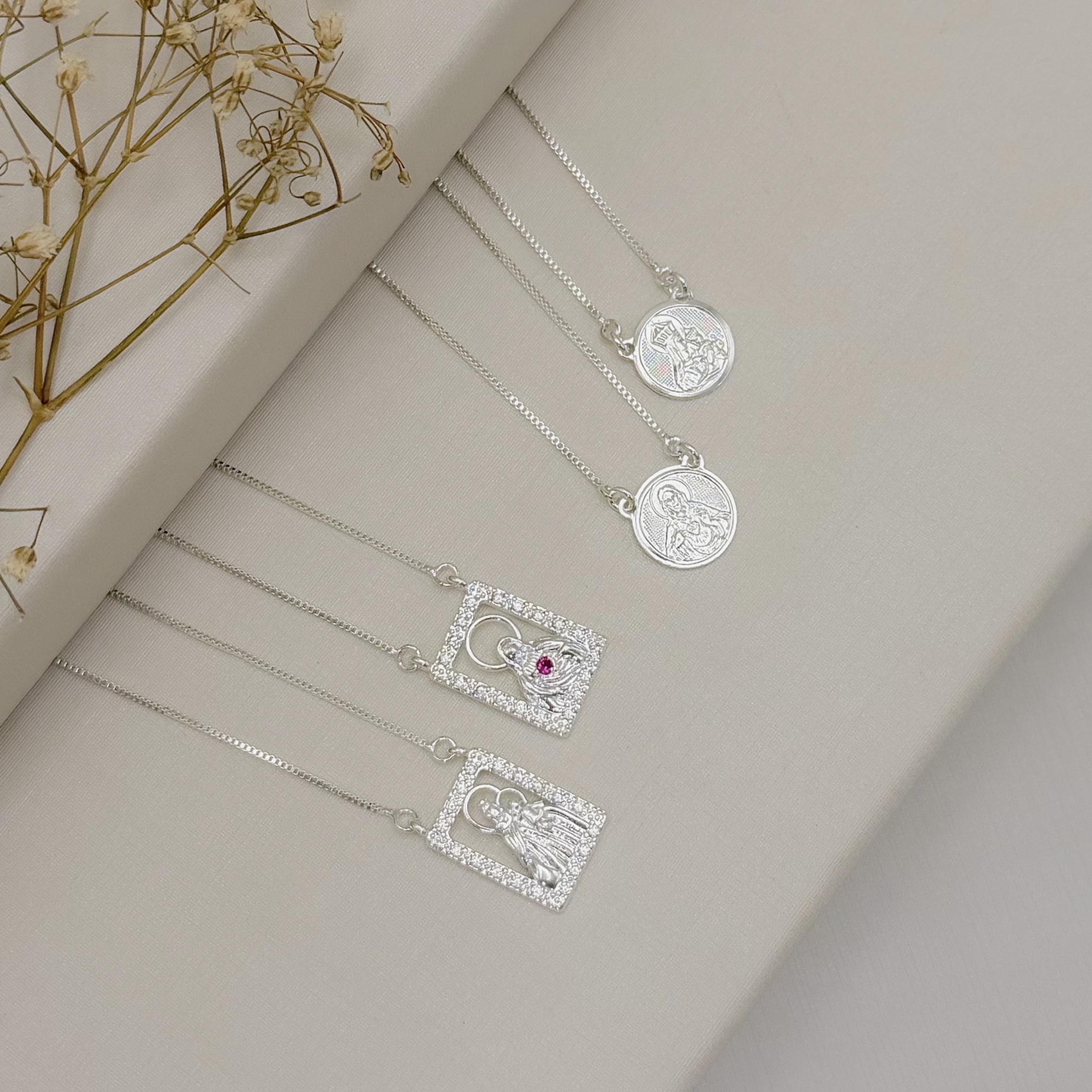 09.2049.1.S - (60) Escapulário com borda cravejada; Sagrado Coração e Nossa Senhora do Carmo