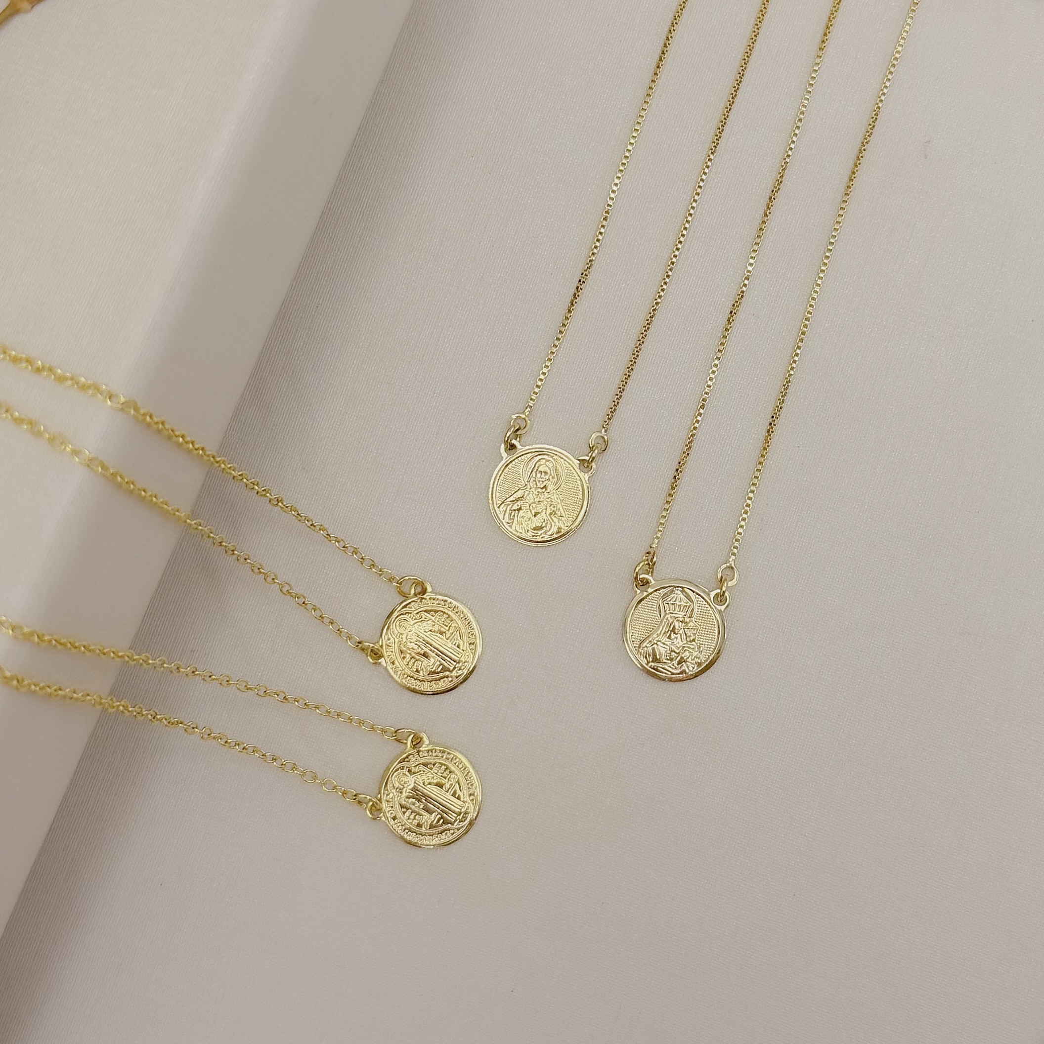 09.2061.0.O - (60) Escapulário de São Bento e moeda