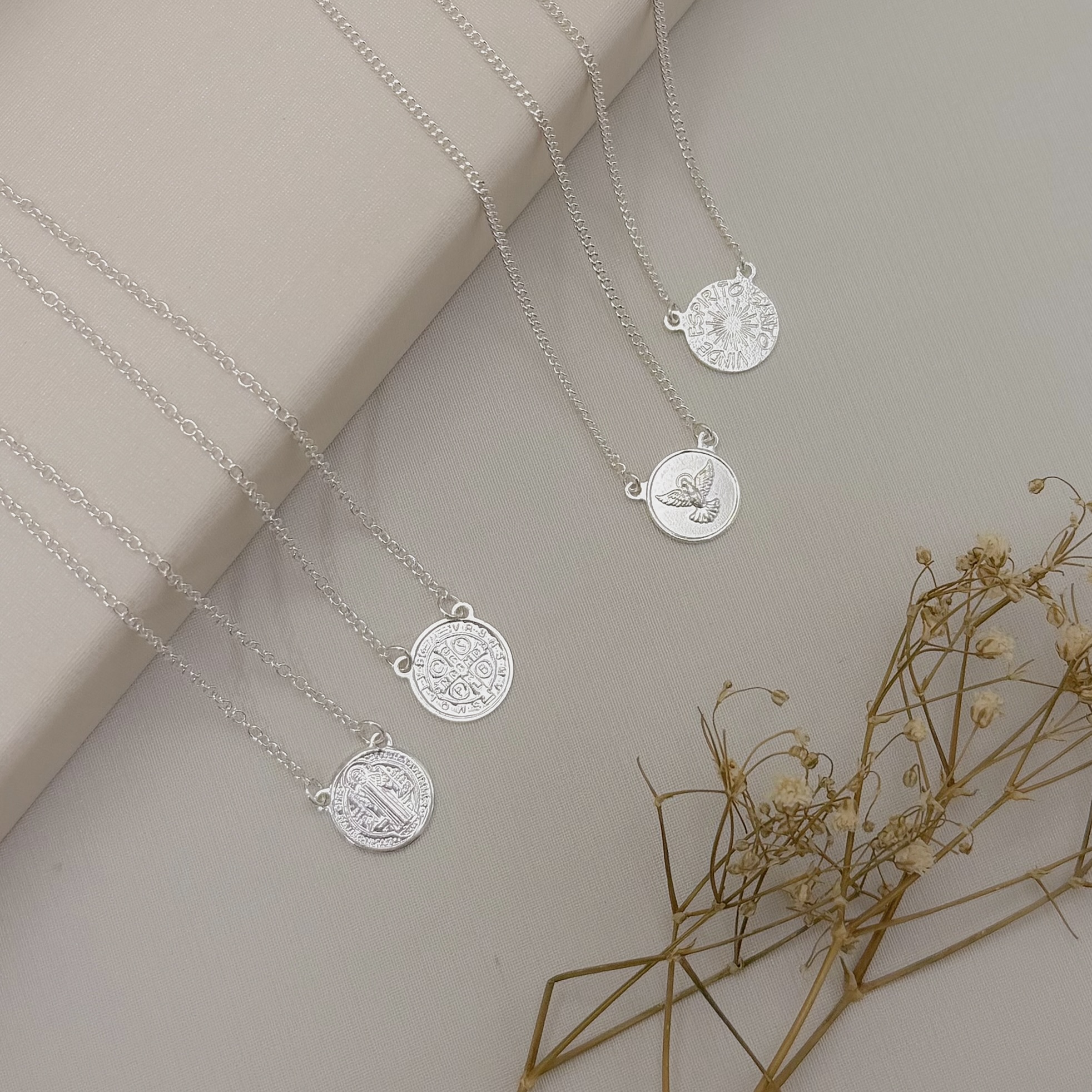 09.2061.0.S - (60) Escapulário de São Bento e moeda