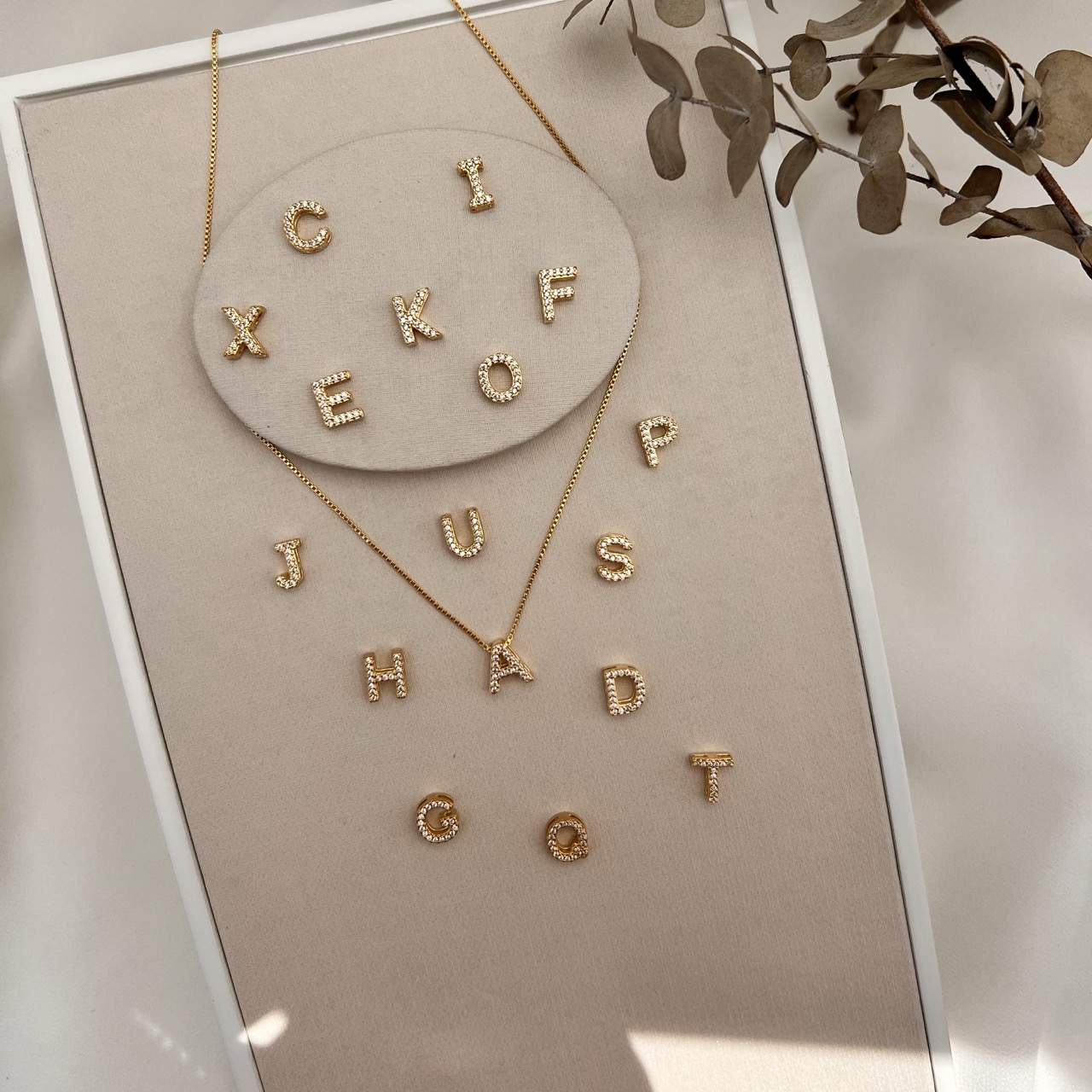 09.1840.1.O - (1 letra V3) (45) Colar personalizado de letra galeria cravejada