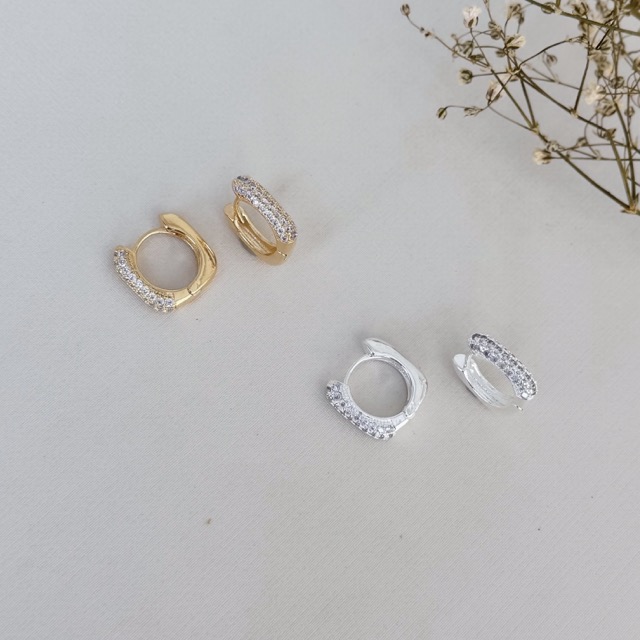 05.3009.1.O - Argola quadrada de tubo arredondado com frente em cravação pavê