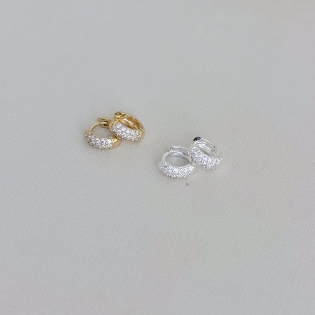 05.3010.1.O - Argola circular estilo clássica em três colunas de cravação pavê paralelos