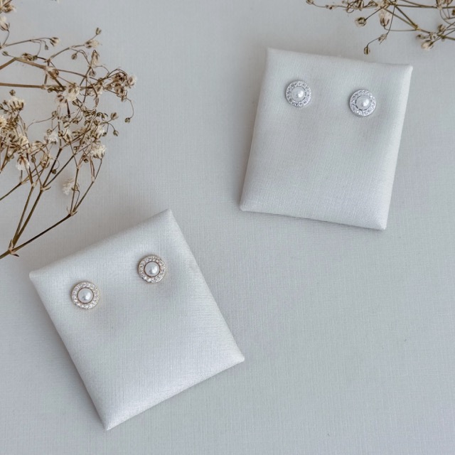 07.2697.15.O - (Tam.P) Brinco com pérola central com uma linha de cravação em volta separada