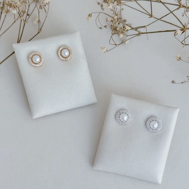 07.2698.15.O - (Tam.G) Brinco com pérola central com uma linha de cravação em volta separada