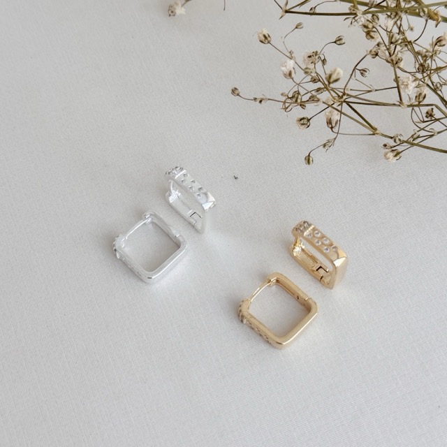 05.3012.1.O - Argola quadrada com parte frontal em cravação estrelada quadrado pequeno cravejado em parte superior