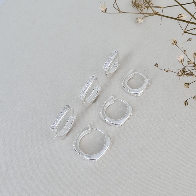 05.3013.1.S - (Tam. P) Argola quadrada com parte frontal em uma coluna cravejada