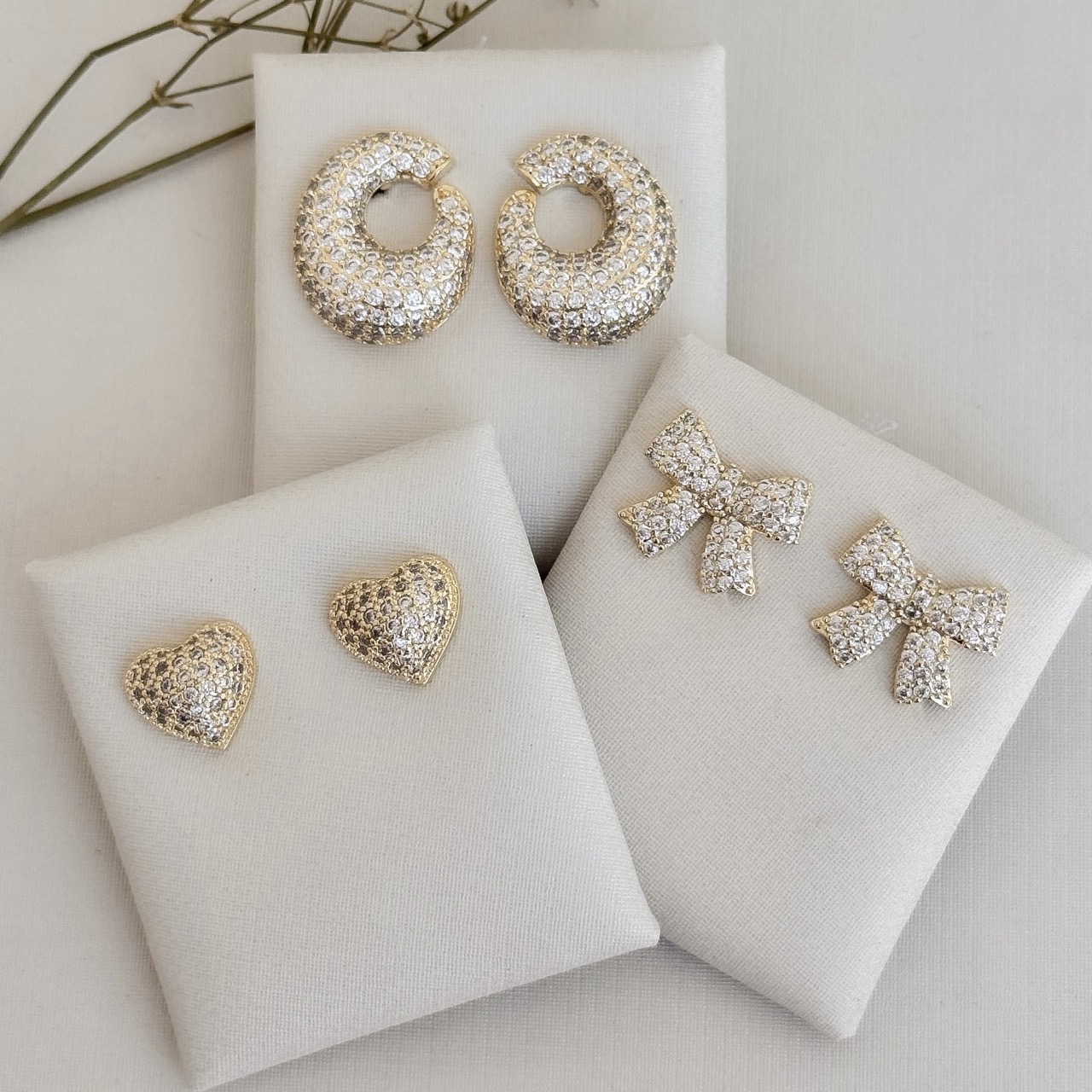 07.2699.1.O - Brinco de coração grande abaloado cravejado