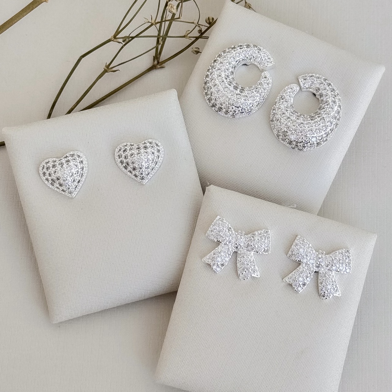 07.2699.1.S - Brinco de coração grande abaloado cravejado