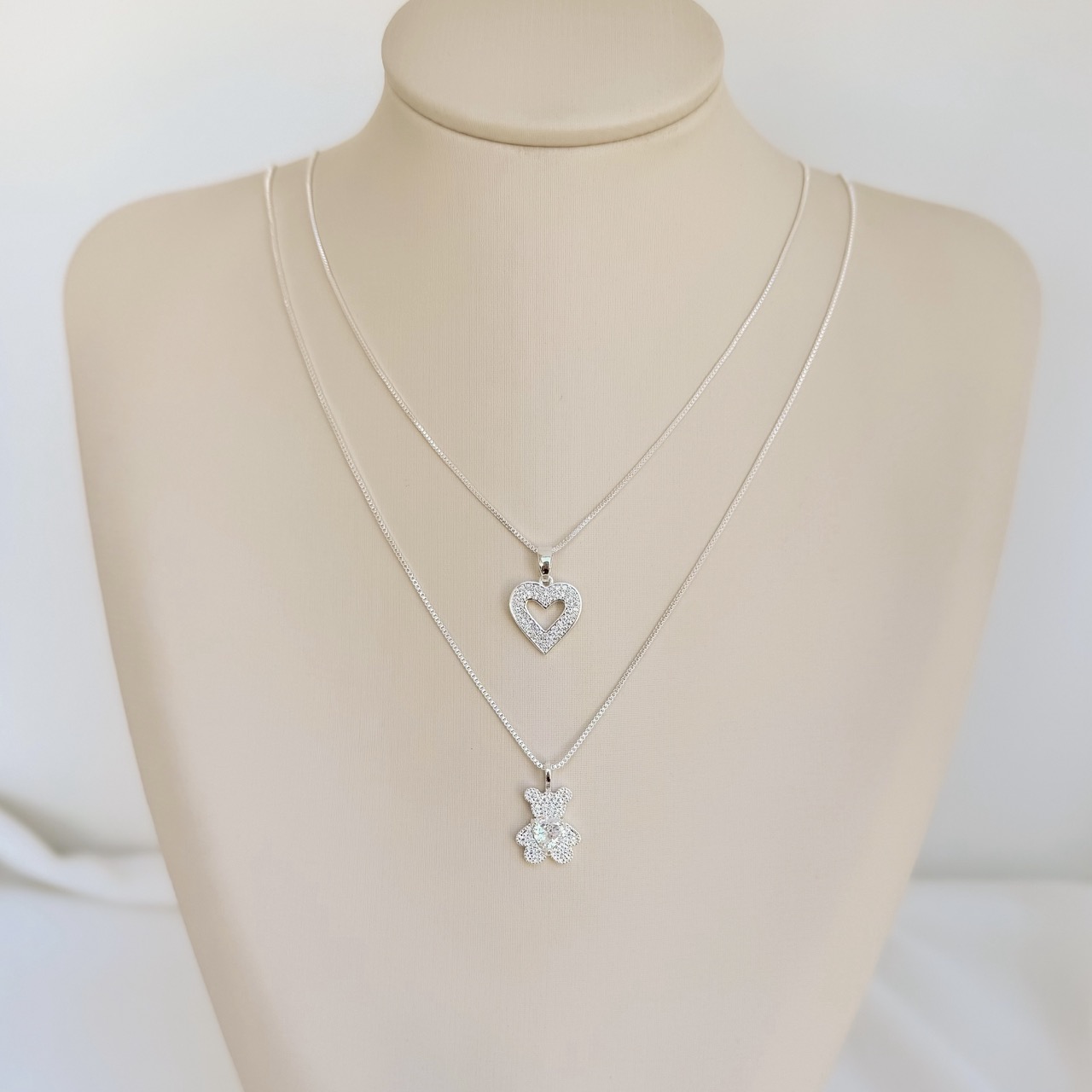 09.2342.1.S - (45) Colar de urso com coração em pedra grande com corrente veneziana