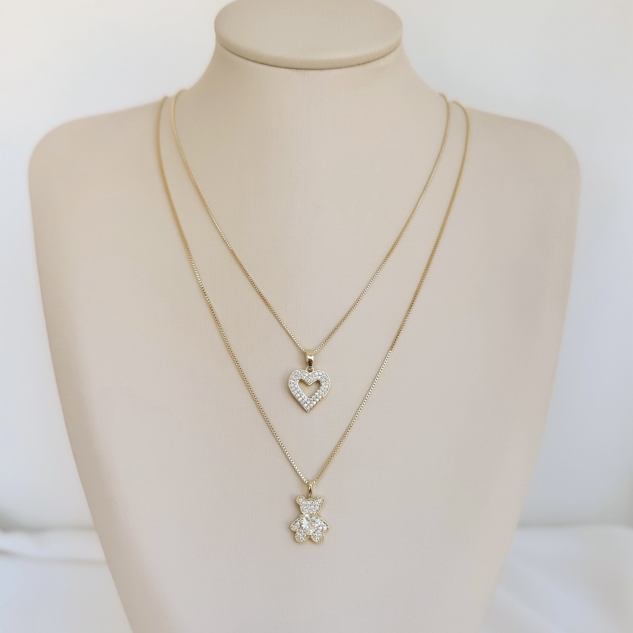 09.2343.1.O - (45) Colar coração largo cravejado com corrente de veneziana