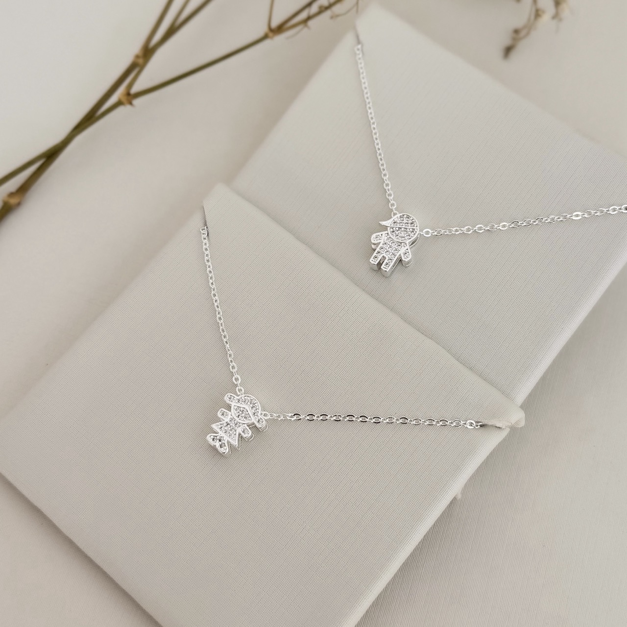 09.2345.1.S - (45) Colar menina cravejada em galeria com corrente elos ovais