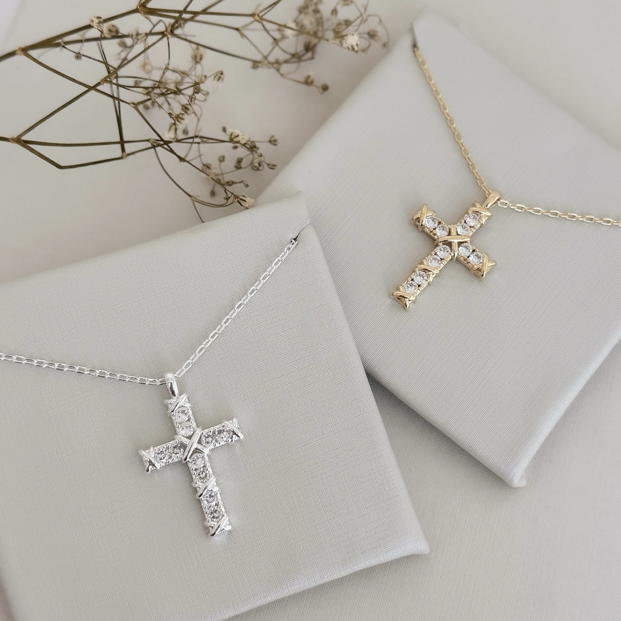 09.2346.1.S - (45) Colar de cruz em pontos de luz com efeito amarrada em corrente de elos cartier