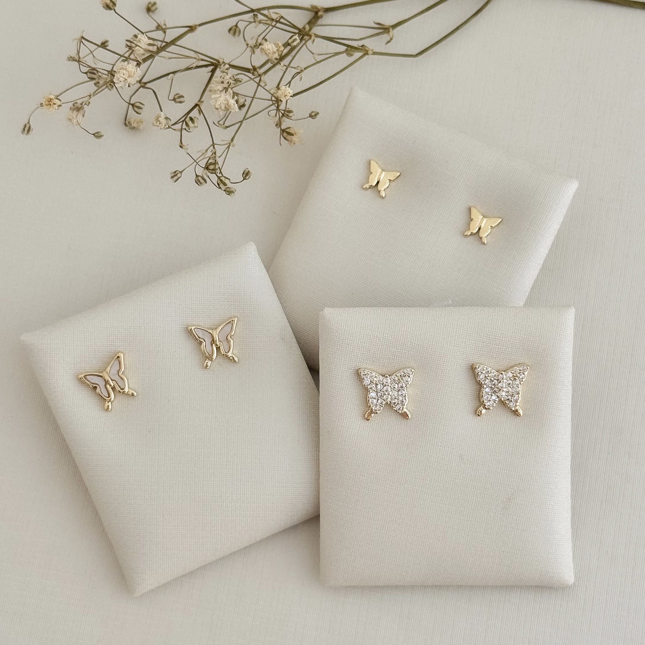 07.2702.15.O - (Tam.M) Brinco de borboleta papilio com resina madrepérola de borda lisa