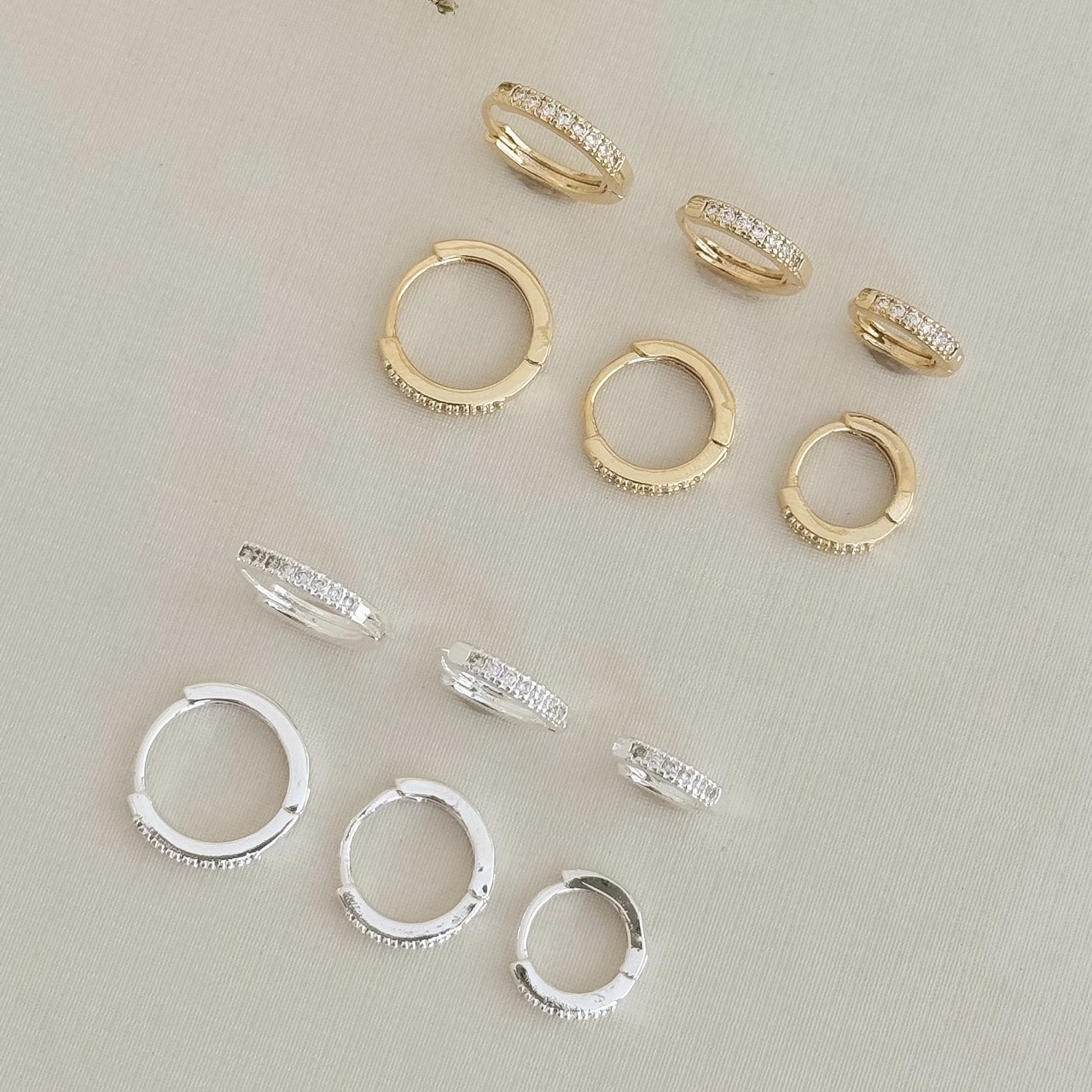 05.3029.1.O - (Tam. M) Argola circular de uma coluna de cravação em garras e borda reta