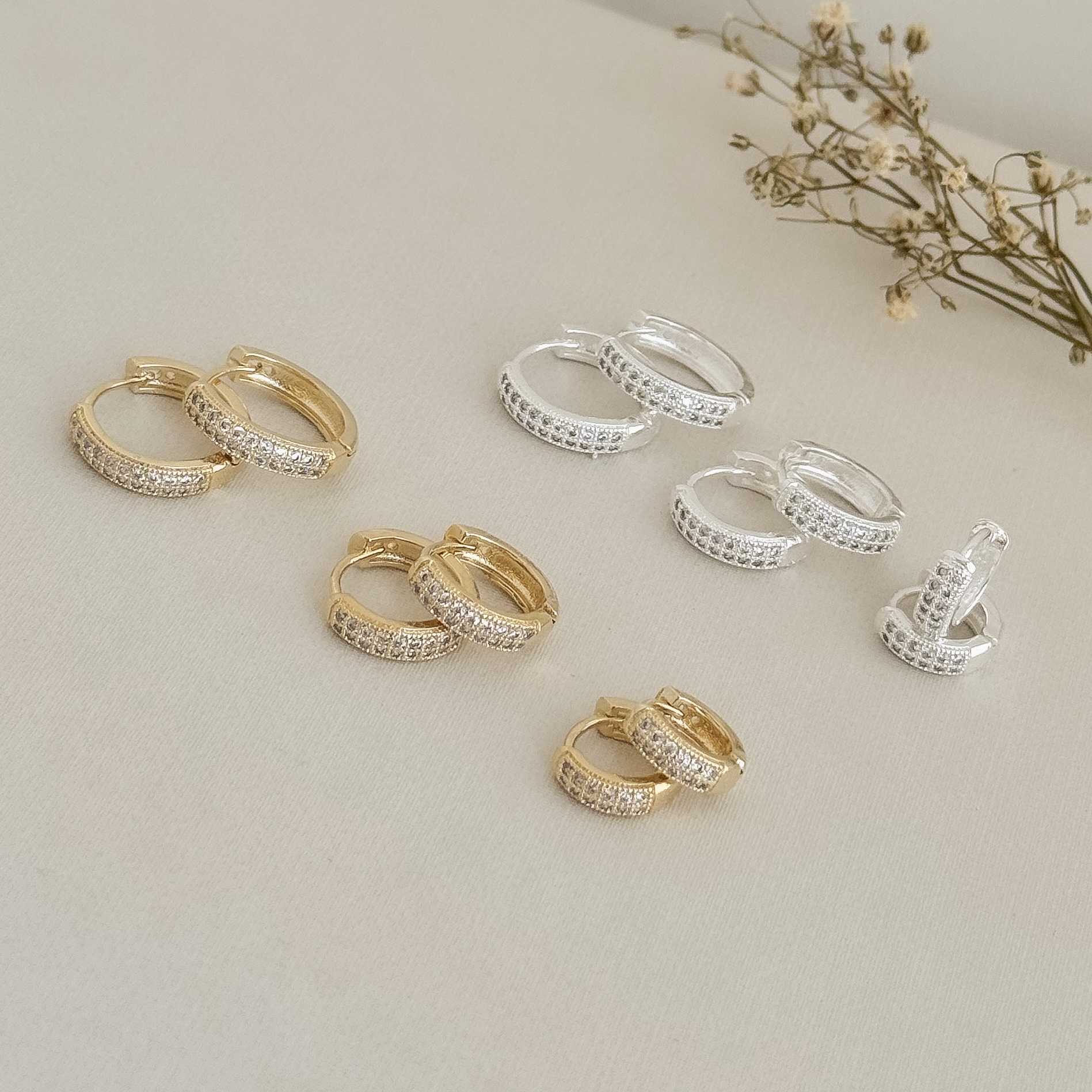 05.3032.1.S - (Tam. M) Argola em estilo clássica de duas colunas em cravação fileira e borda reta