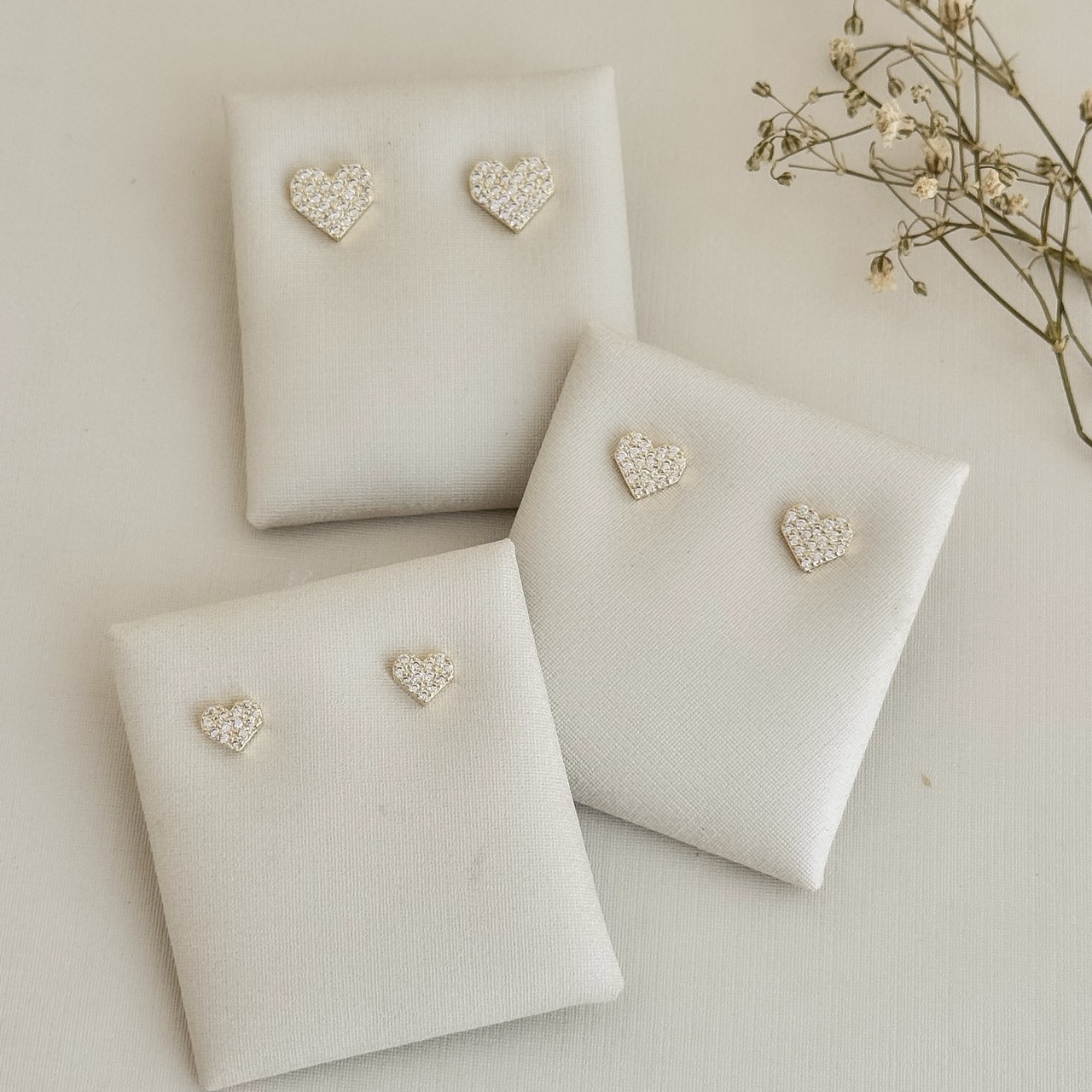 07.2704.1.O - (Tam.P) Brinco coração cravejado de borda reta