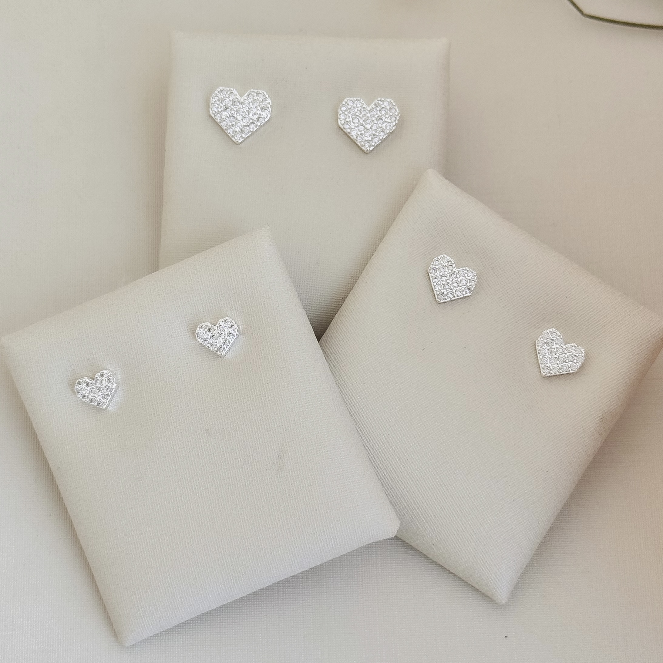 07.2706.1.S - (Tam.G) Brinco coração cravejado de borda reta