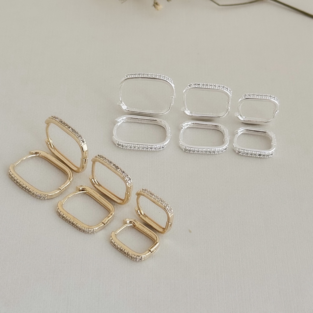 05.3036.1.S - (Tam. G) Argola de formato retangular de uma coluna cravejada com garras