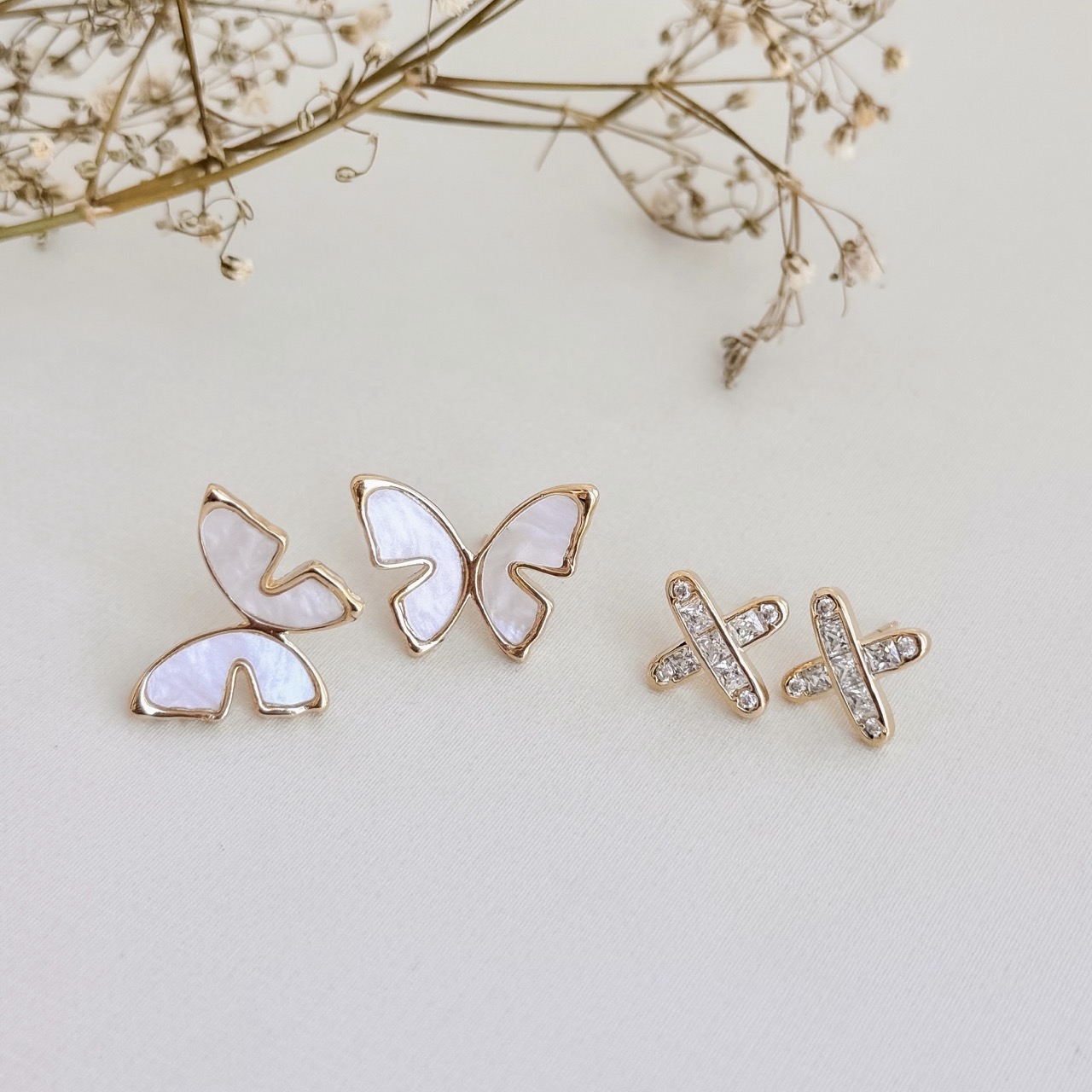 07.2707.1.O - Brinco de forma X em pedra carrê com borda arredondada