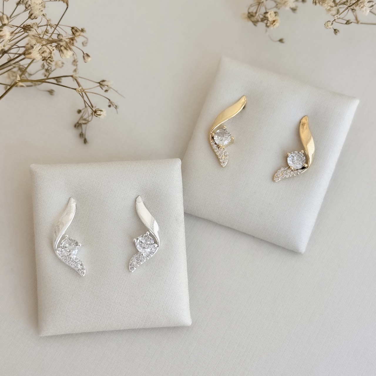 07.2708.1.S - Brinco de efeito espiral com ponto de luz em parte inferior cravejada