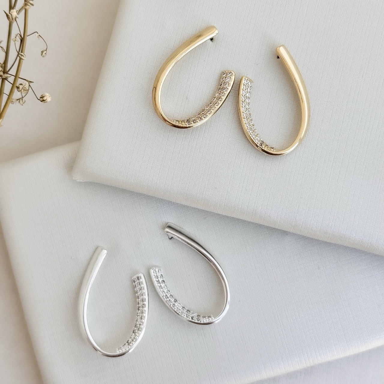 06.1832.1.S - Brinco grande em forma U irregular com um lado cravejado