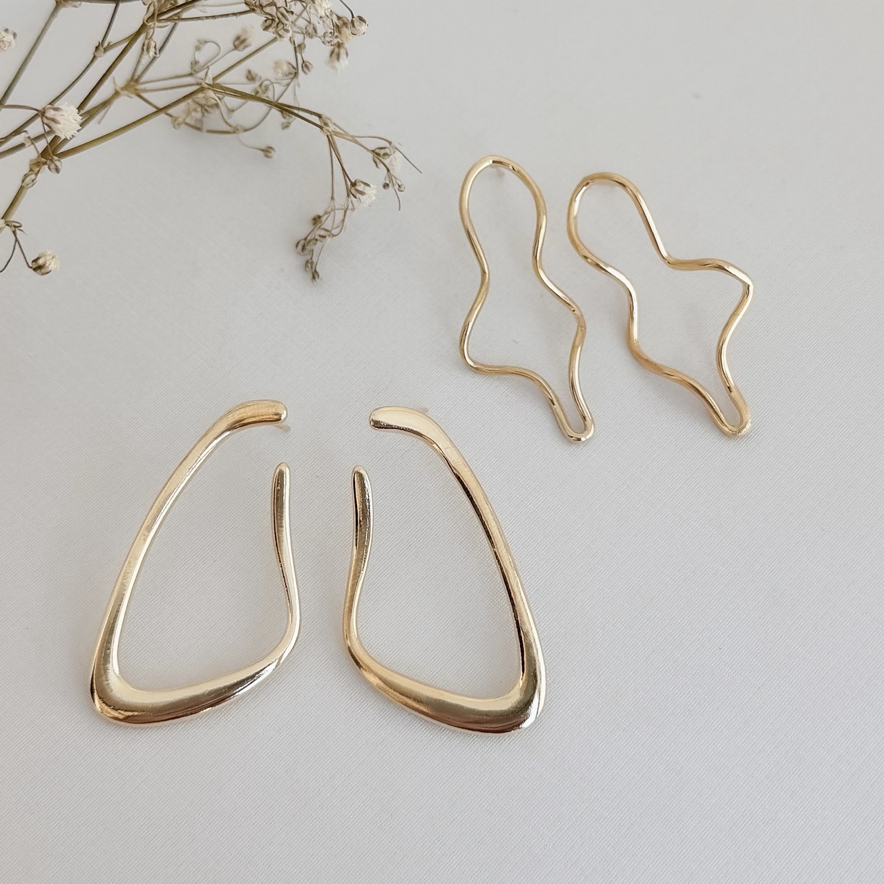 06.1833.0.O - Brinco de tubo fino irregular em forma retangular aberta