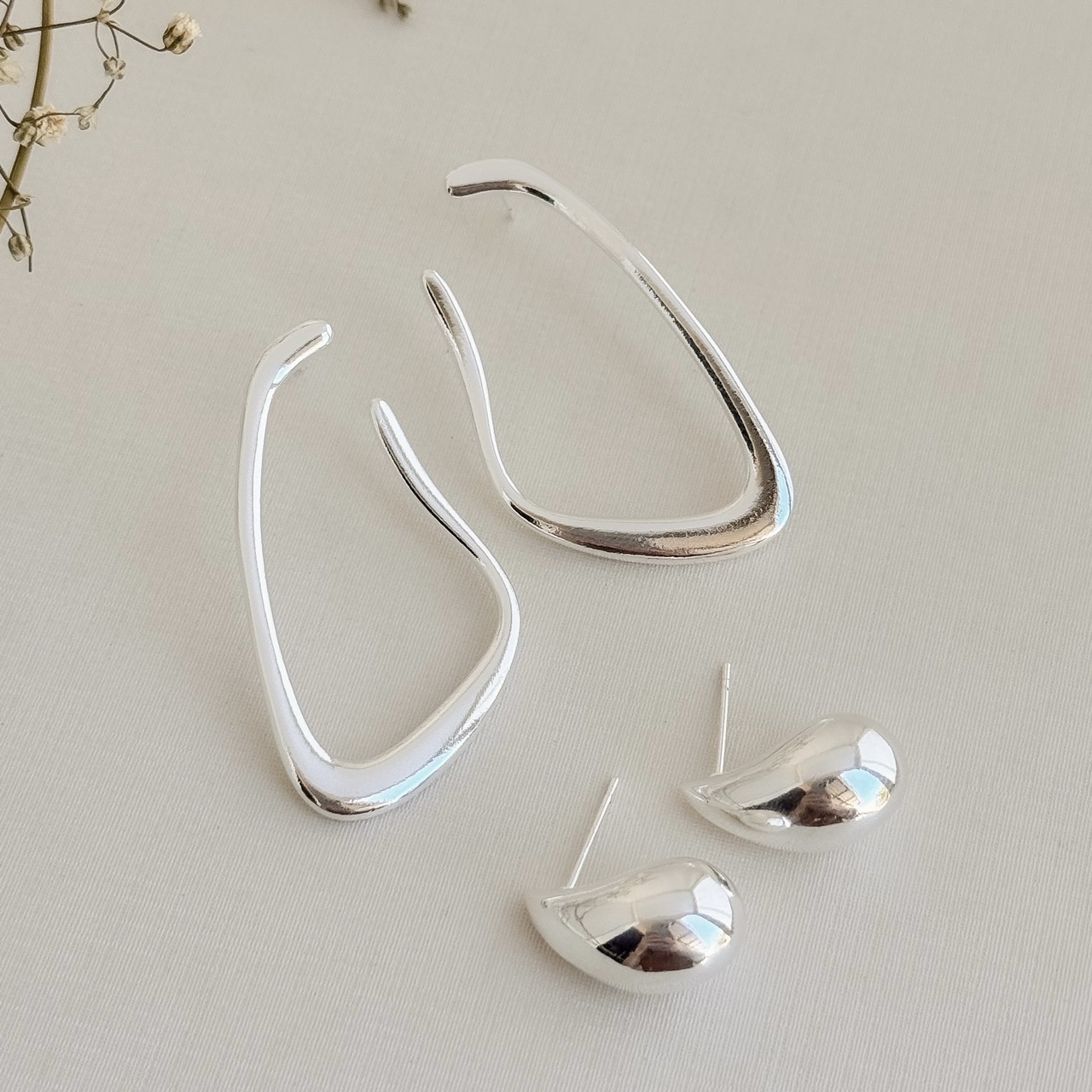 06.1833.0.S - Brinco de tubo fino irregular em forma retangular aberta