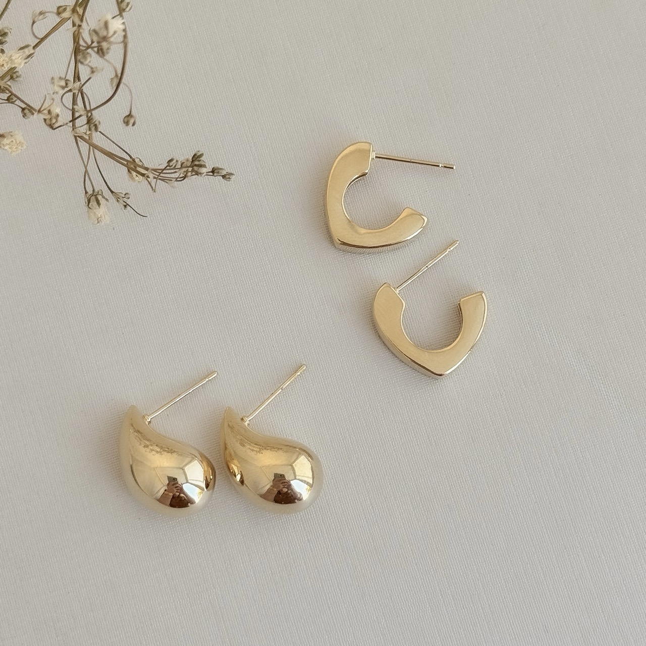 07.2252.0.O - (V2) Brinco de gota media/pequena clássica lisa. Brinco Mitama da sorte