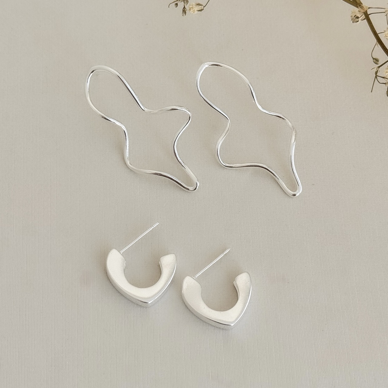 06.1834.0.S - Brinco em fio circular de efeito orgânico longo