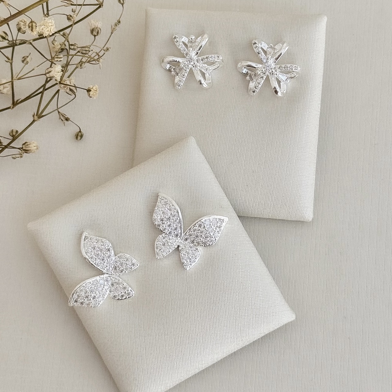 07.2709.1.S - Brinco de laço triplo com ponto de luz central