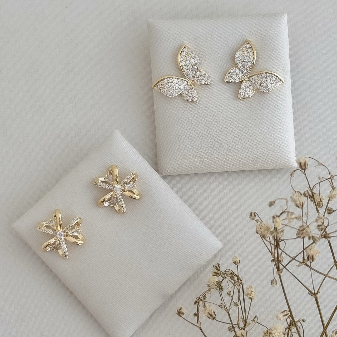 06.1835.1.O - Brinco de borboleta cravejada com destaque liso em parte superior