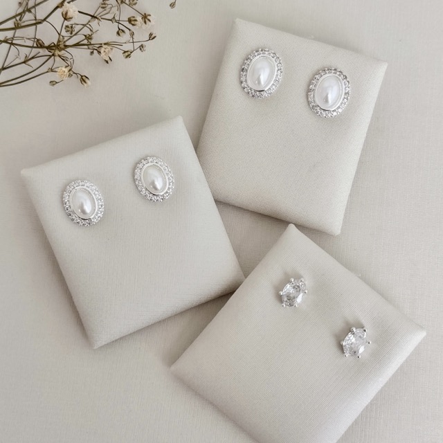 07.2713.15.S - (Tam.M) Brinco oval com pérola central e uma coluna de cravação em volta