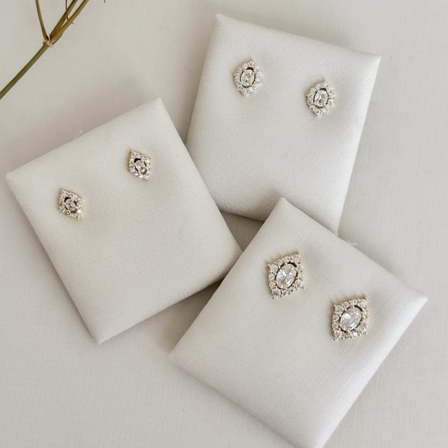 07.2716.1.O - (Tam.M) Brinco de formato navete com central em ponto de luz oval e aura cravejada