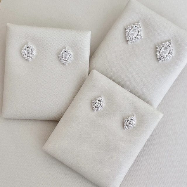 07.2716.1.S - (Tam.M) Brinco de formato navete com central em ponto de luz oval e aura cravejada