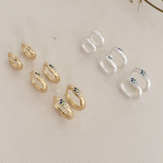 05.3039.C.O - Trio de argolas circulares com frontal em traça dupla com um lado cravejado