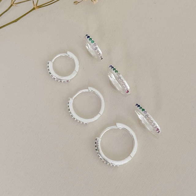 05.3042.C.S - (Tam. G) Argola circular com cravação frontal em uma coluna irregular