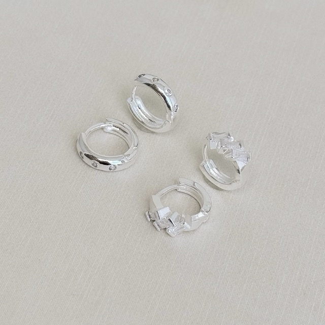 05.3045.1.S - Argola com parte frontal em três pedras baguetes verticais