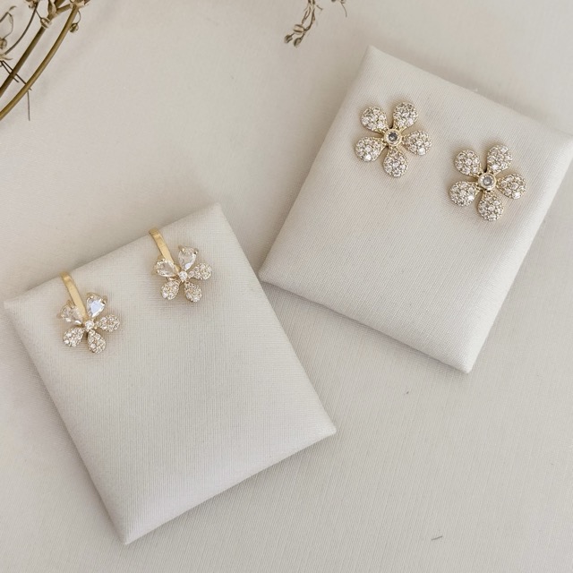 07.2718.1.O - Brinco de flor margarida cinco pétalas cravejadas com ponto de luz central