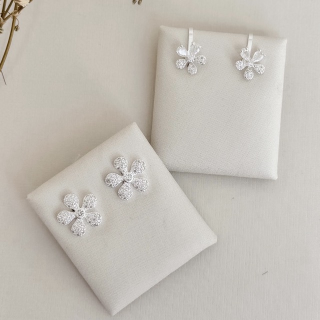 07.2710.1.S - Brinco de pressão em flor margarida com três pétalas cravejadas e duas em zircônia gota