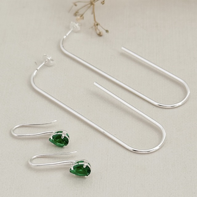 06.1842.0.S - Brinco de tubo circular liso longo em desenho clips