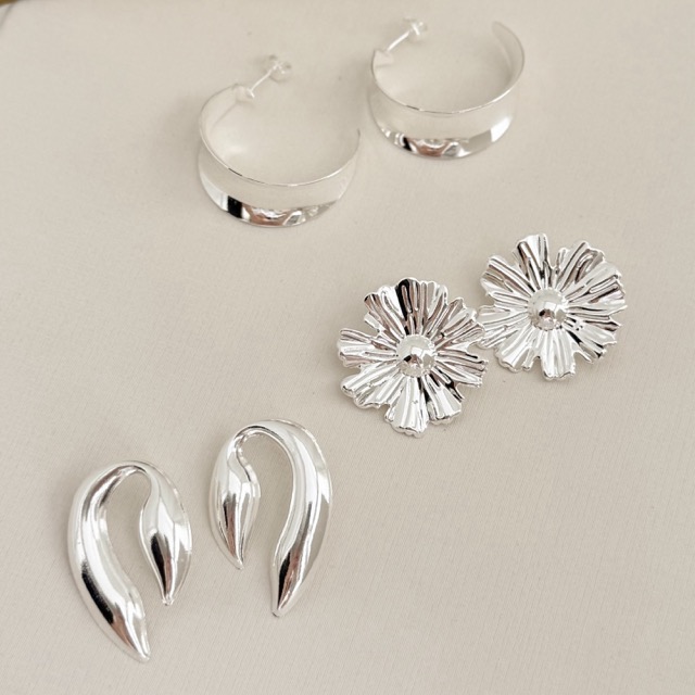 06.1843.0.S - Brinco de chapa liso em formato garra escorpião