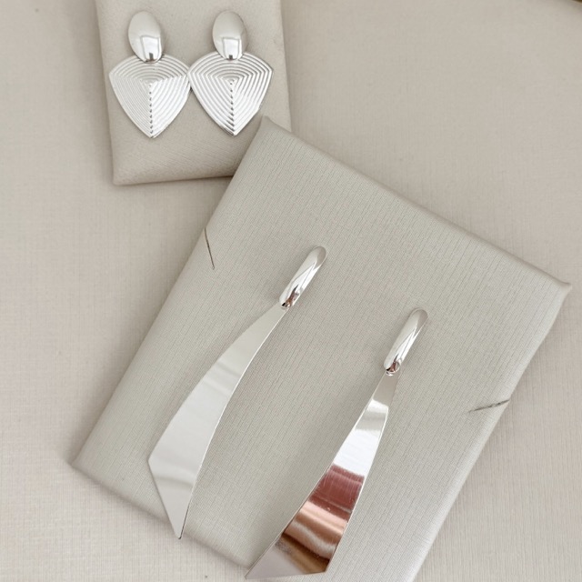 06.1845.0.S - Brinco de base longa com pingente de chapa em espada