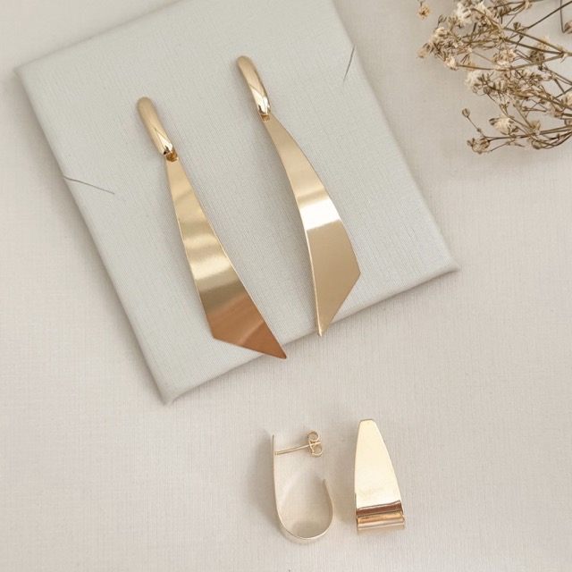 06.1846.0.O - Brinco de chapa em formato J com borda arredondada