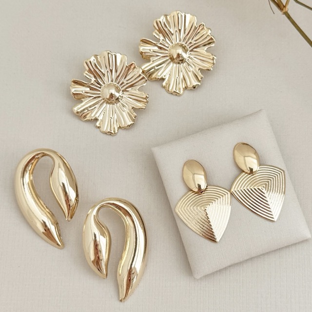 06.1847.0.O - Brinco de chapa em formato flor desenhada