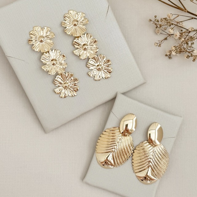 06.1849.0.S - Brinco de base oval com pingente oval grande em desenho concha