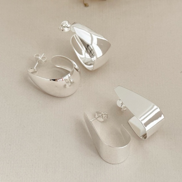 06.1852.0.S - Brinco de chapa em formato J largo liso