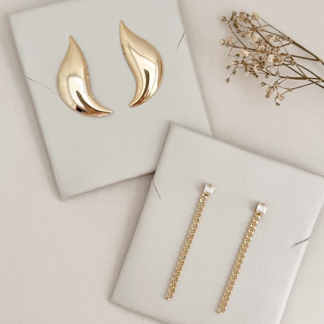 06.1857.0.O - Brinco de chapa liso em formato chamas