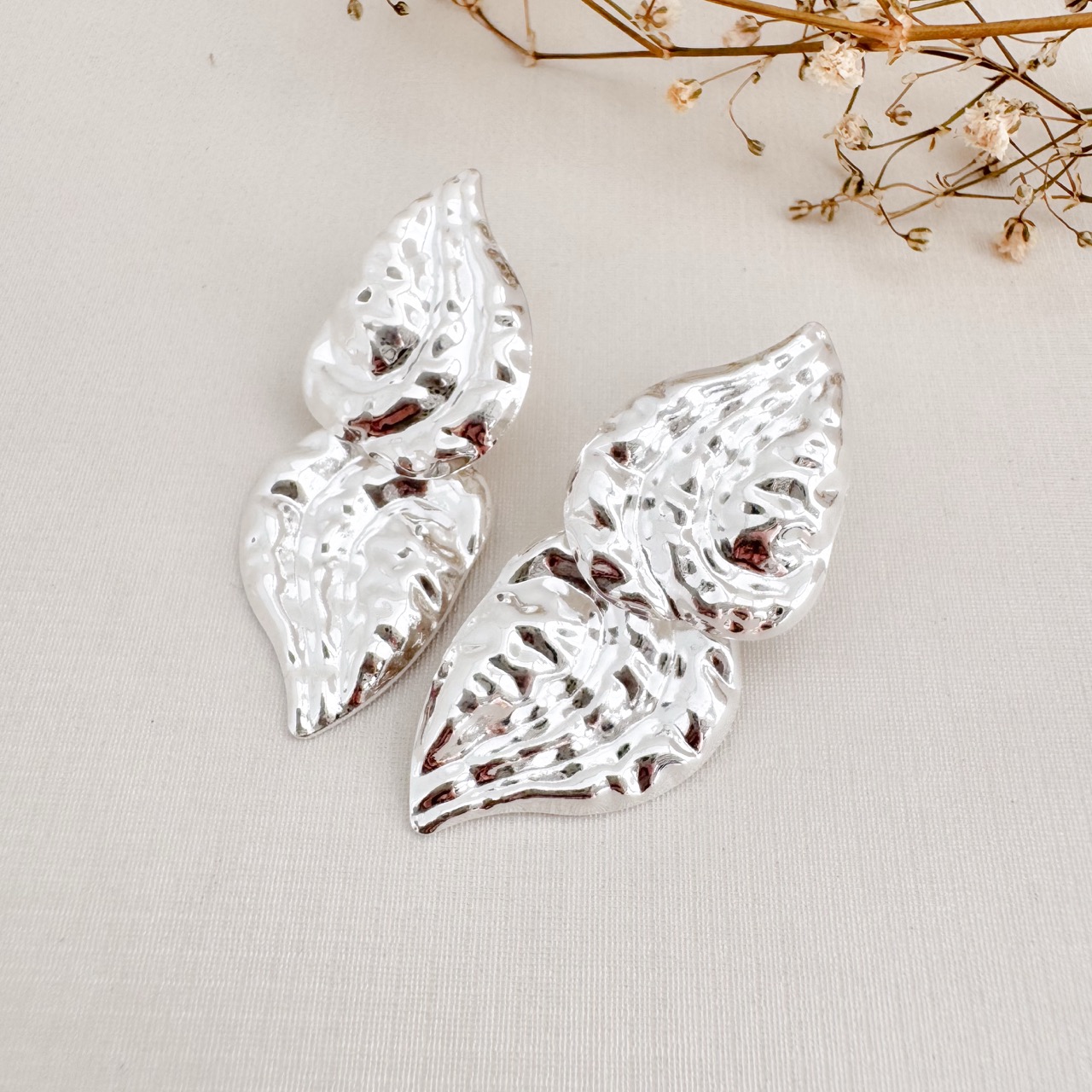 06.1859.0.S - Brinco de chapa em efeito orgânico em duas folhas invertidas